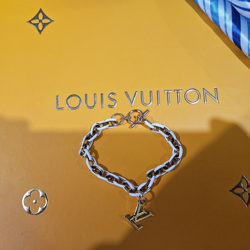 🖤Louis Vuitton Gold Charm - Picture 2 of 3